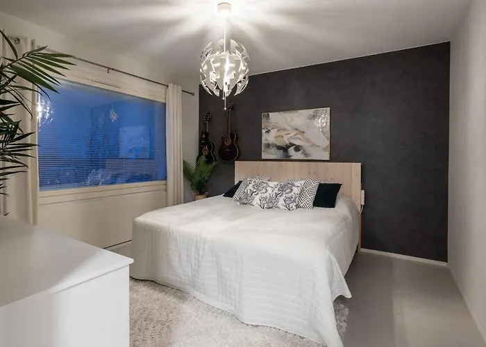 Modern Design W/Balcony, Free Parking,Wifi & A/C