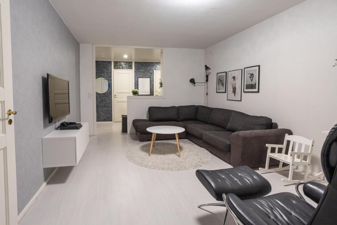 Modern Design W/balcony, Free Parking,wifi & A/c Apartment *