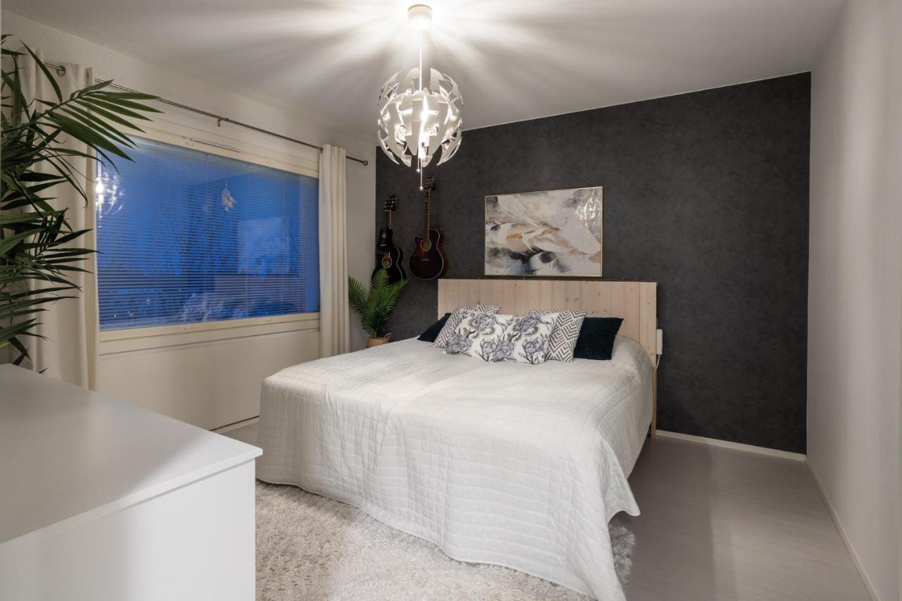 Modern Design W/balcony, Free Parking,wifi & A/c Apartment *