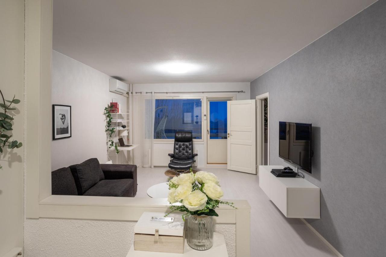 Apartment Modern Design W/balcony, Free Parking,wifi & A/c